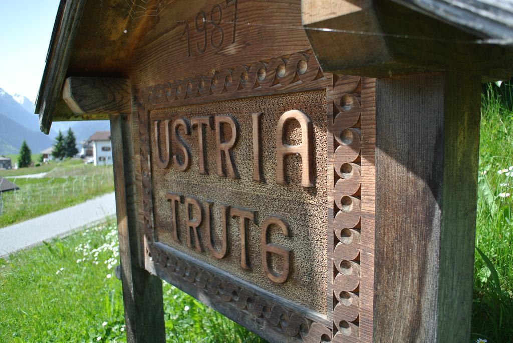 Отель Ustria / Pensiun Trutg Велла Экстерьер фото